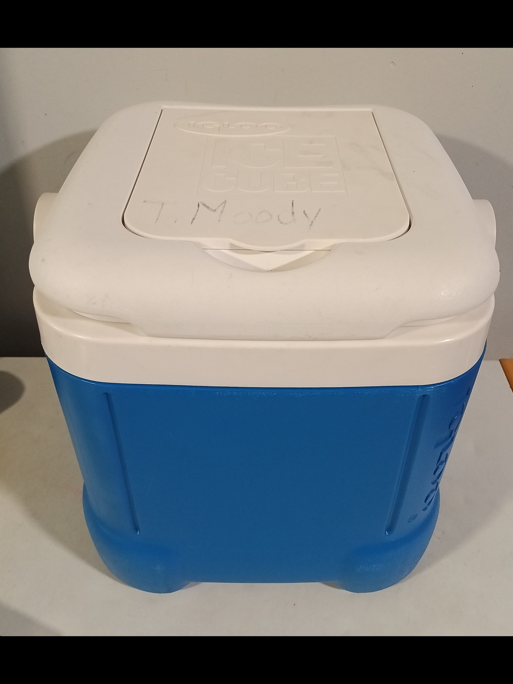 Igloo Blue and White Ice Cube Cooler - Portable Beverage Chest 14 Quart. Used